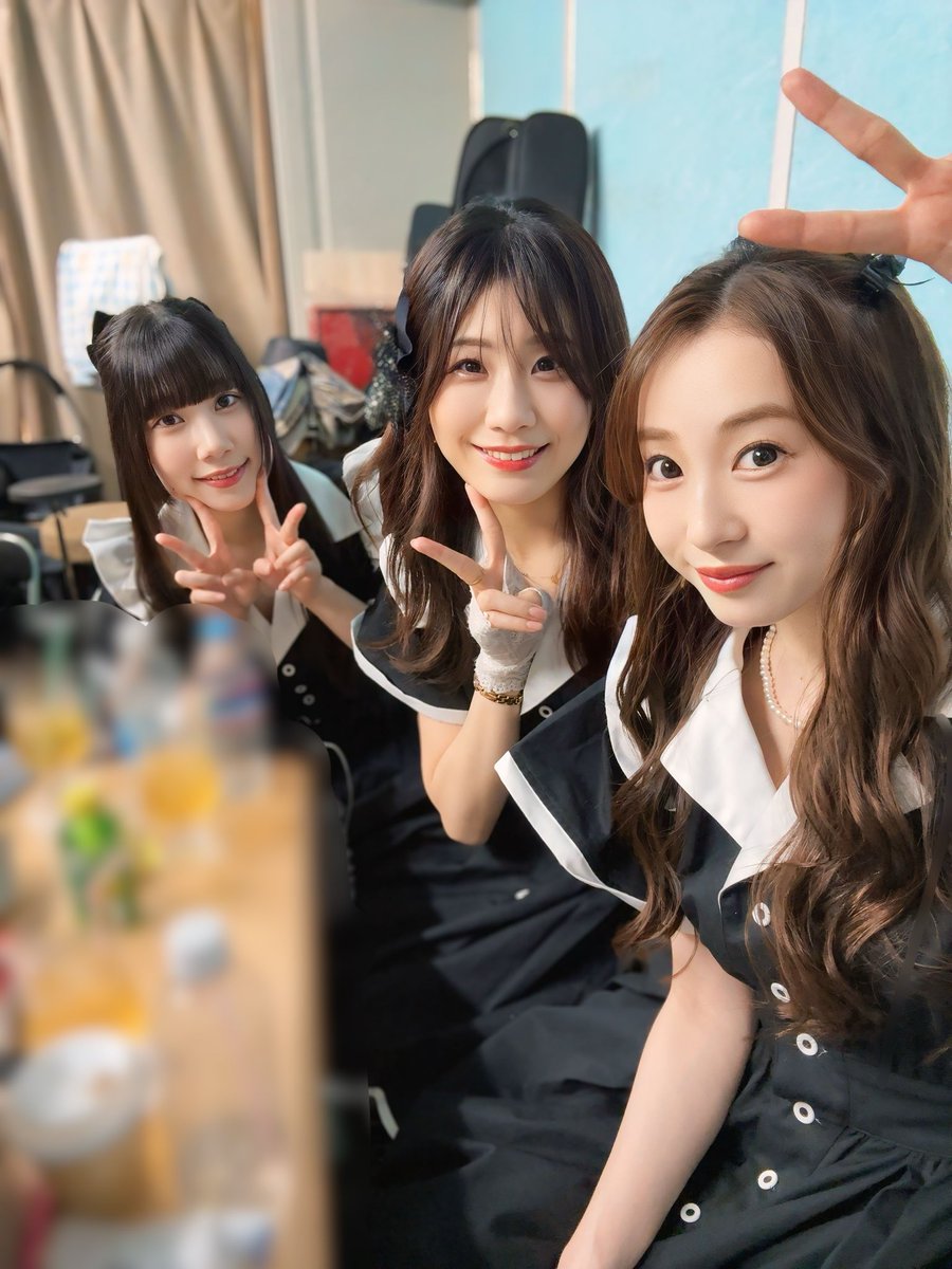 kayo_aiko's tweet photo. 五反田にて〜！♡
間もなく𝚂𝚃𝙰𝚁𝚃するよん🎀
#MEMUSE の衣装お借りして3人お揃い♡
会いに来てね〜( * ॑꒳ ॑*)💞 https://t.co/yyRHhEDkva