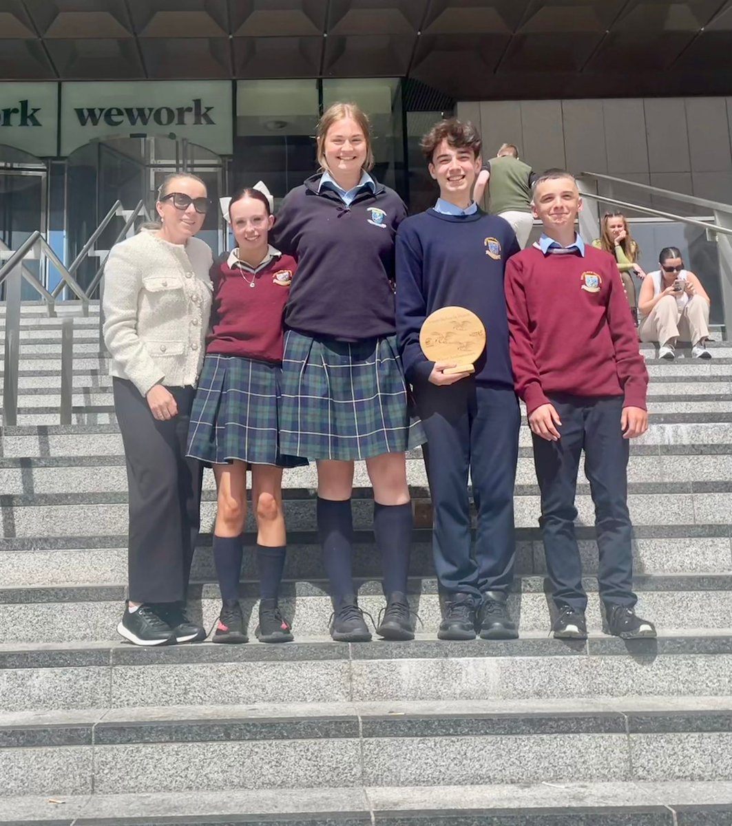 GCReachrann's tweet photo. 🎉 Comhghairdeas ó chroí leis an gCoiste Glas a bhuaigh duaiseanna réigiúnacha sa chlár Uisce & a bhailigh an dara Brat Glas don scoil i mBliana!
💧Bliain mhór, blian rathúil don Choiste Glas! 💚
#GCR #CoisteGlas #BratGlas #Inbhuanaitheacht #Uisce #OideachasGlas https://t.co/C8gMpWQ3WS
