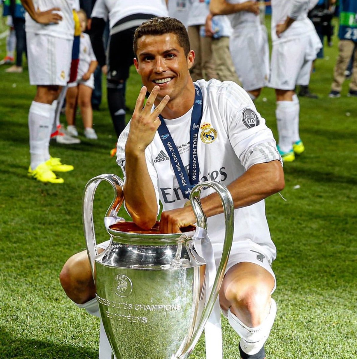 🚨 “3 dream guests to have for dinner?”

🗣️ Trent Alexander-Arnold: “Steven Gerrard, Zidane, and probably Cristiano Ronaldo.”