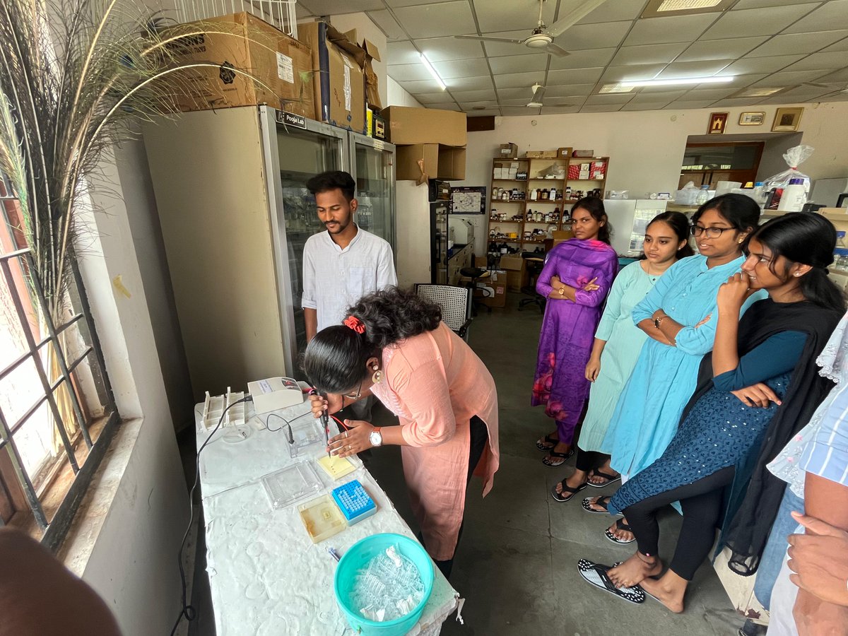 HydUniv's tweet image. The Millet Lab, a vibrant research group under the Repository of Tomato Genomics Resources, Department of Plant Sciences, School of Life Sciences, University of Hyderabad, is abuzz with activity this summer. From May to June 2025, the lab is hosting its largest-ever cohort of 17…