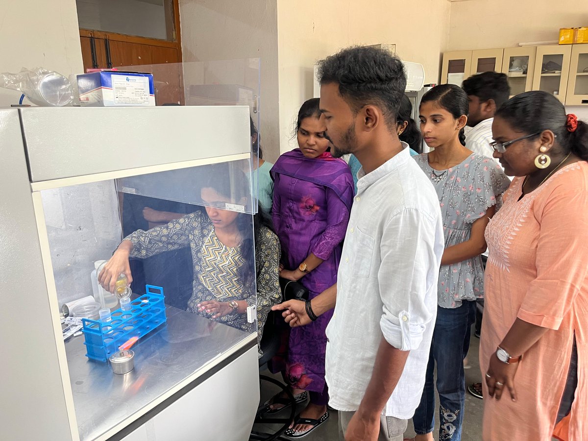 HydUniv's tweet image. The Millet Lab, a vibrant research group under the Repository of Tomato Genomics Resources, Department of Plant Sciences, School of Life Sciences, University of Hyderabad, is abuzz with activity this summer. From May to June 2025, the lab is hosting its largest-ever cohort of 17…