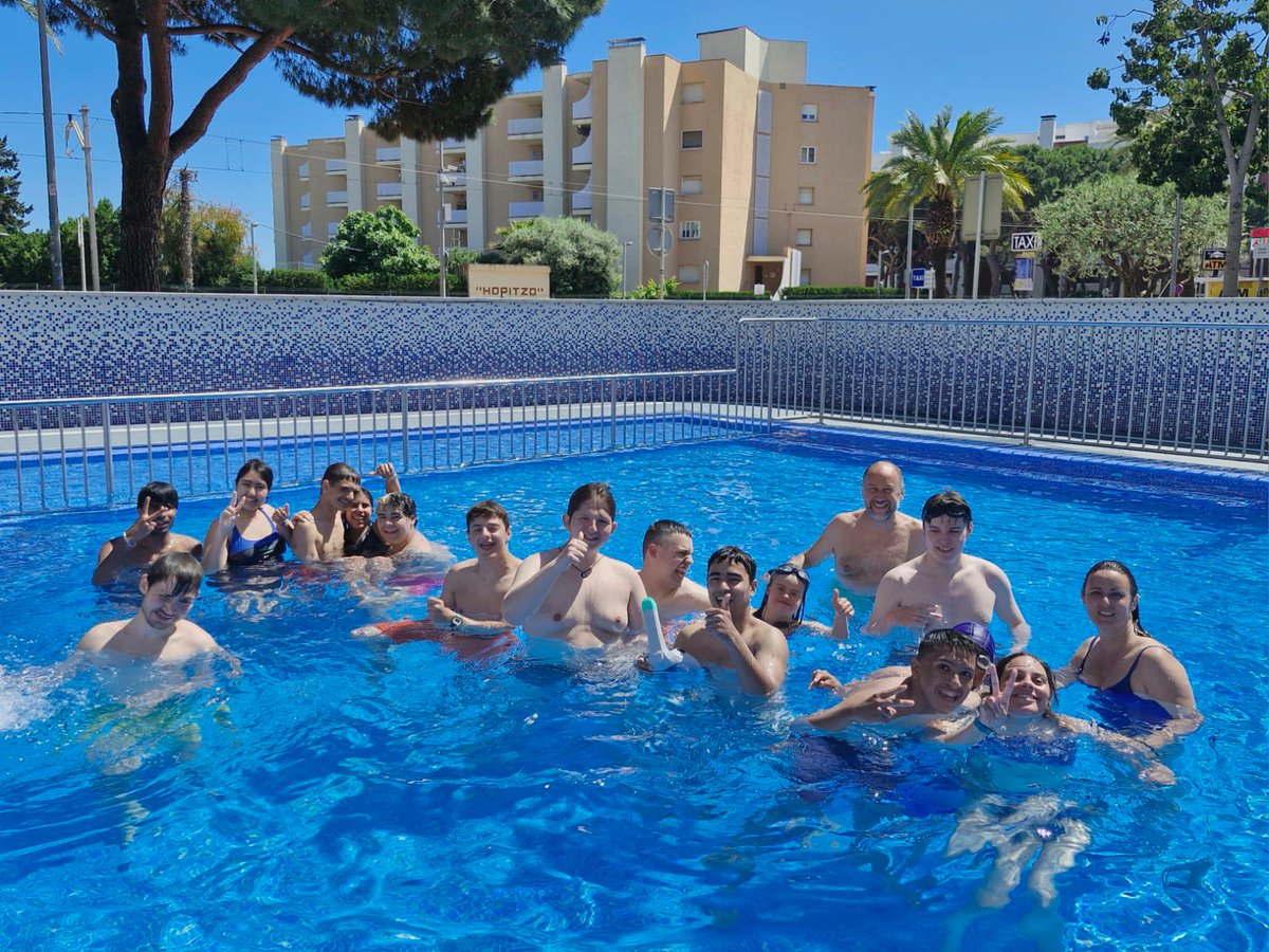 Acabem el primer día del #viatgecultural  a la disco, abans hem passat per la platja i la piscina #somfep <a href="/escolesFEP/">Fundació Escoles Parroquials</a>