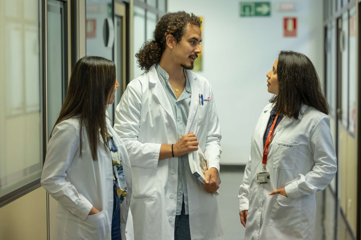 unav's tweet photo. 🎓🎓 Rafael (@Rparaluce) y María Pérez Araluce (@maria_paraluce) son hermanos y los dos han defendido su tesis doctoral este curso. El próximo 6 de junio recibirán su birrete. 
¡Conoce su historia!
👇👇👇
https://t.co/7J9LOTiYwn https://t.co/wXiEHqygm5