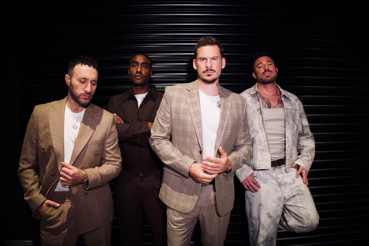 officialblue's tweet image. What. A. Tour. 💙
A massive thank you to @ollymurs for having us along as his special guest. It's been an honour to share the stage and experience the energy of every single city.
Until next time, one love 🫶
Antony, Lee, Duncan & Simon x