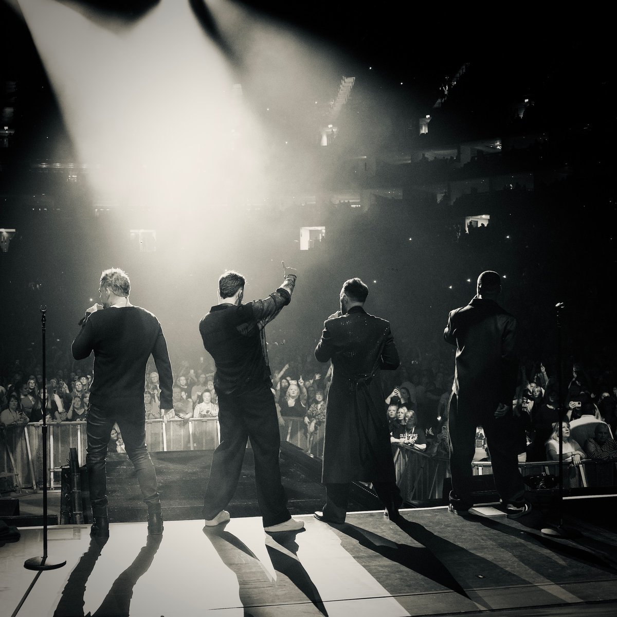 officialblue's tweet image. What. A. Tour. 💙
A massive thank you to @ollymurs for having us along as his special guest. It's been an honour to share the stage and experience the energy of every single city.
Until next time, one love 🫶
Antony, Lee, Duncan & Simon x