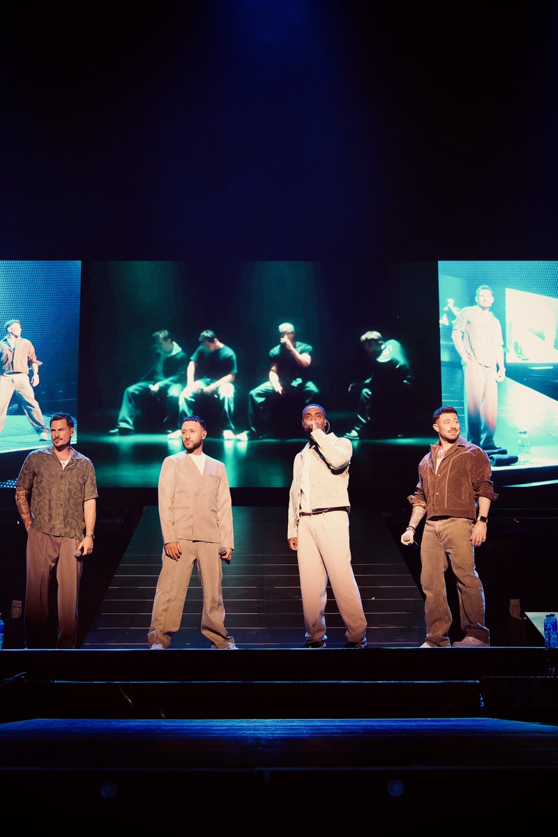 officialblue's tweet image. What. A. Tour. 💙
A massive thank you to @ollymurs for having us along as his special guest. It's been an honour to share the stage and experience the energy of every single city.
Until next time, one love 🫶
Antony, Lee, Duncan & Simon x
