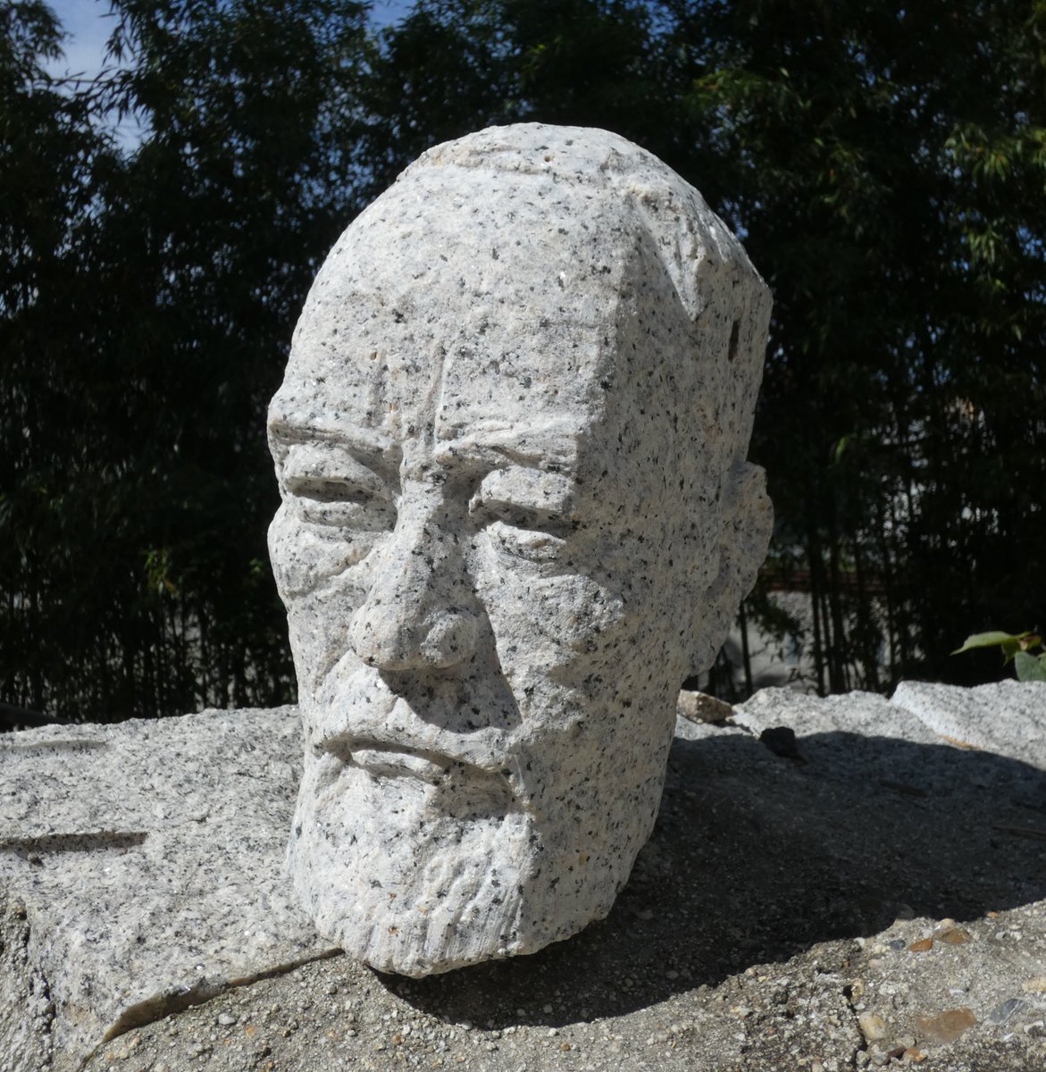 「小尾はじめ　頭部」ｈ27㎝　御影石
アレックギネス　オビワンが欲しかったのだが、似なかったので架空の人物…。同名の方いたらすいません。