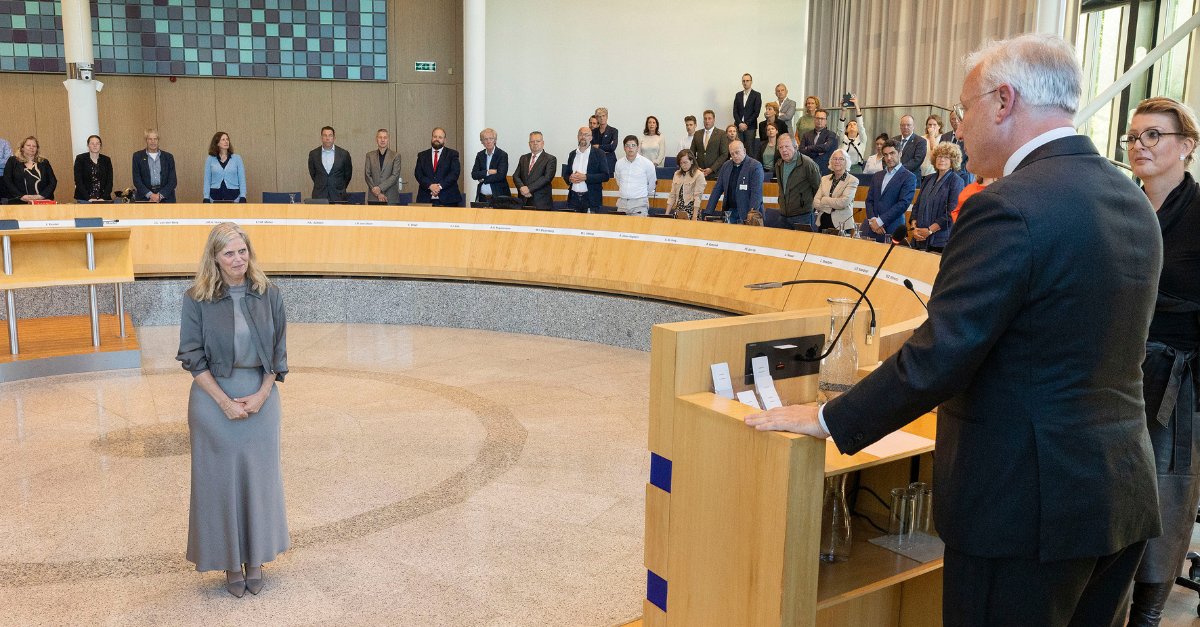 FlevoNieuws's tweet image. Ellentrees Mรผller (VVD) uit @almere is beรซdigd als nieuwe gedeputeerde van de provincie Flevoland. Zij volgt partijgenoot Jan de Reus op. Mรผller neemt de portefeuille op zich met o.a. de onderwerpen Ruimtelijke Ordening, Wonen en Mobiliteit.
โน๏ธ flevoland.nl/actueel/ellentโฆ