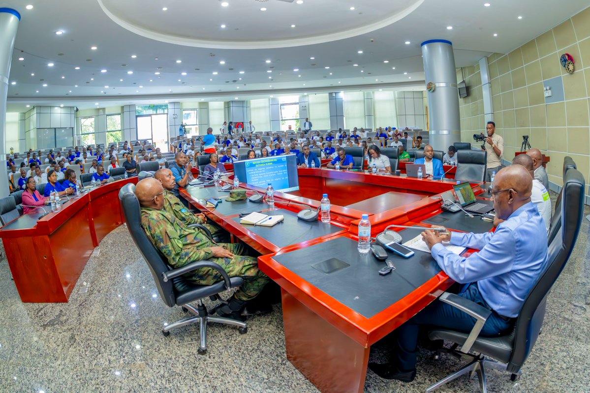 City of Kigali (@cityofkigali) on Twitter photo Nonaha mu cyumba cy'inama cy'Umujyi wa Kigali harimo kubera inama ngishwanama ku kurwanya ruswa n'akarengane.
Inama yitabiriwe n'abayobozi batandukanye kuva ku rwego rw'akagari, abahagarariye inzego z'umutekano, urubyiruko, <a href="/RwandaOmbudsman/">Office of Ombudsman of Rwanda/Urwego rw'Umuvunyi</a> na <a href="/TI_Rwanda/">Transparency International Rwanda</a>.
Haraganirwa ku Nonaha mu cyumba cy'inama cy'Umujyi wa Kigali harimo kubera inama ngishwanama ku kurwanya ruswa n'akarengane.
Inama yitabiriwe n'abayobozi batandukanye kuva ku rwego rw'akagari, abahagarariye inzego z'umutekano, urubyiruko, <a href="/RwandaOmbudsman/">Office of Ombudsman of Rwanda/Urwego rw'Umuvunyi</a> na <a href="/TI_Rwanda/">Transparency International Rwanda</a>.
Haraganirwa ku