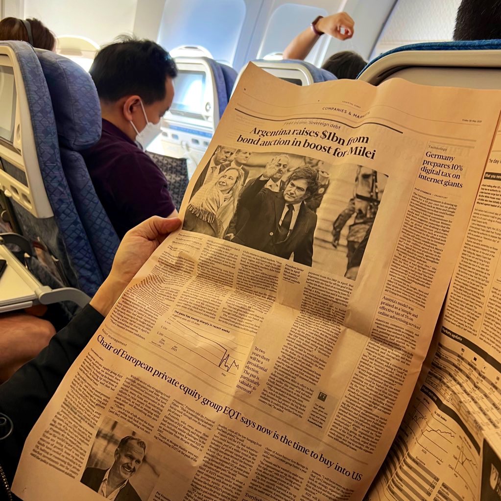 Pato Molina (@patomolina) on Twitter photo Me dieron un Financial Times en el vuelo a Hangzhou (China) y me encuentro a <a href="/JMilei/">Javier Milei</a> Me dieron un Financial Times en el vuelo a Hangzhou (China) y me encuentro a <a href="/JMilei/">Javier Milei</a>