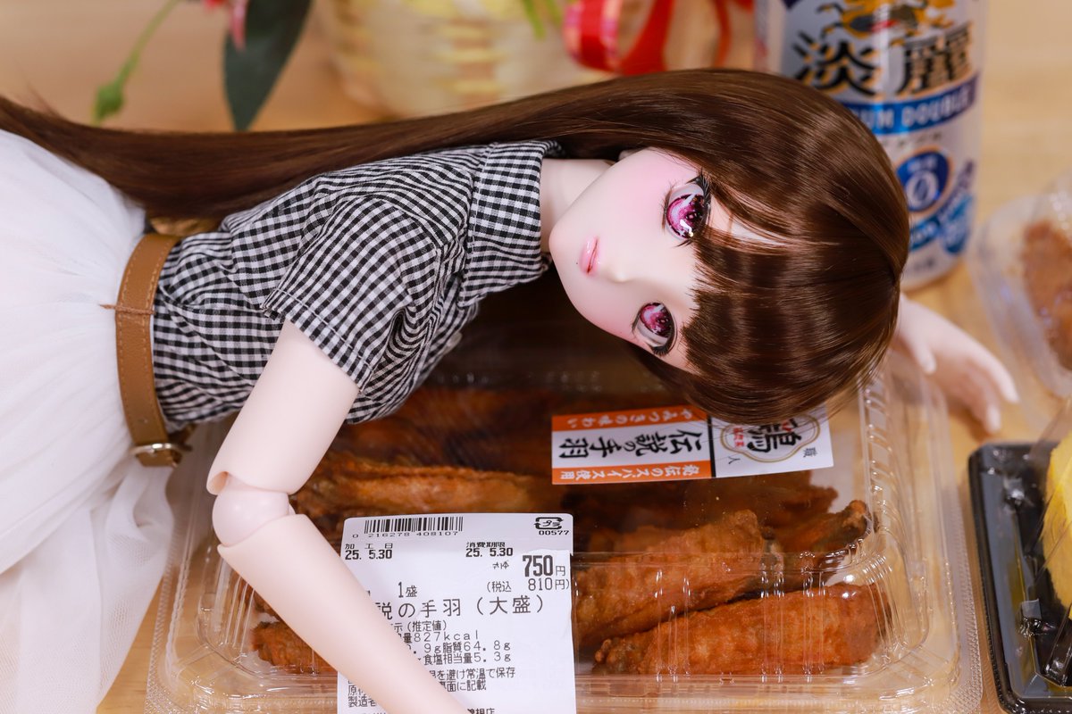 #うちのこかわいい #いぶっ子
今日は新人ちゃんと一緒に手羽先とビール🍺をいただきます🎵