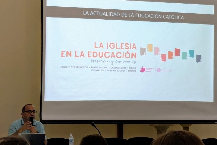 En el encuentro de fin de curso de equipos directivos contamos con Antonio Roura (Comisión Episcopal), que nos habló del valor de la #EscuelaCatólica: rescatar lo valioso del pasado, hacerlo presente y proyectarlo al futuro. 

#Educar en pensamiento crítico, prioridad. 🕊️