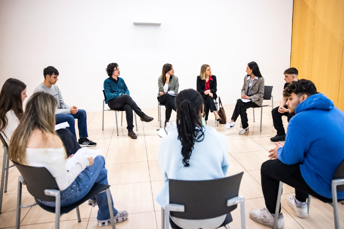 Recerca i Universitats (@recercauniscat) on Twitter photo 📌 En col·laboració amb <a href="/dsocialscat/">Drets Socials i Inclusió</a>, <a href="/recercauniscat/">Recerca i Universitats</a> amplia fins als 25 anys la reserva de places universitàries per a joves tutelats
ℹ Respon a la petició que van fer joves tutelats universitaris a les conselleres Núria Montserrat i <a href="/monicambravo/">Mònica Martínez Bravo</a>
🔗gen.cat/3HvwReo 📌 En col·laboració amb <a href="/dsocialscat/">Drets Socials i Inclusió</a>, <a href="/recercauniscat/">Recerca i Universitats</a> amplia fins als 25 anys la reserva de places universitàries per a joves tutelats
ℹ Respon a la petició que van fer joves tutelats universitaris a les conselleres Núria Montserrat i <a href="/monicambravo/">Mònica Martínez Bravo</a>
🔗gen.cat/3HvwReo