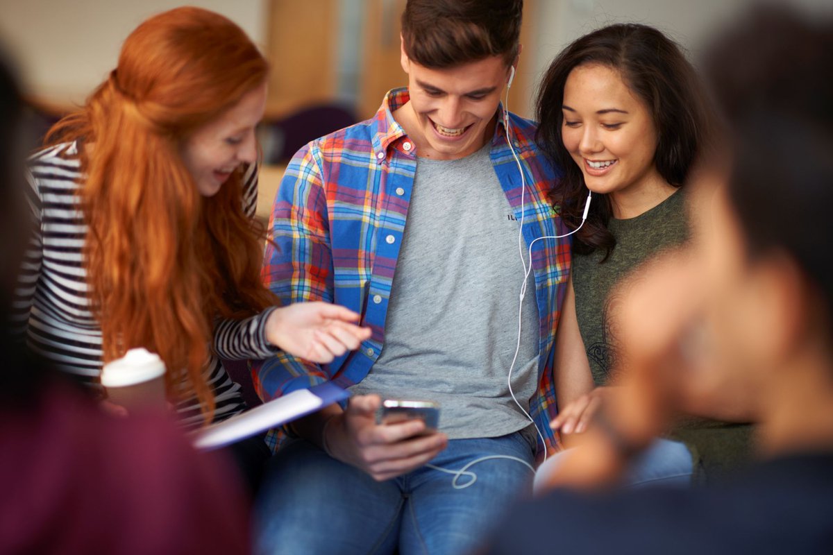 📉 1 in 10 grads are switching careers due to AI fears. But others see new doors opening. How is AI reshaping early careers?
 #FutureOfWork #AIcareers thehrdirector.com/business-news/…