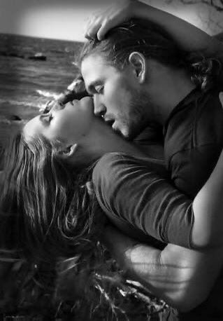 Amé  ese  segundo
    en  que no dijiste
nada  y  aun así me
   diste  todo.

Fue  solo  un  gesto,
    pero  ahí  entendí
    que  la  eternidad
no vive en los años,
sino  en un  suspiro
compartido.

𝐉𝐮𝐥𝐢𝐨 𝐀. 𝐏𝐚𝐝𝐮𝐚 🖌️-——- յurε αmαr†ε