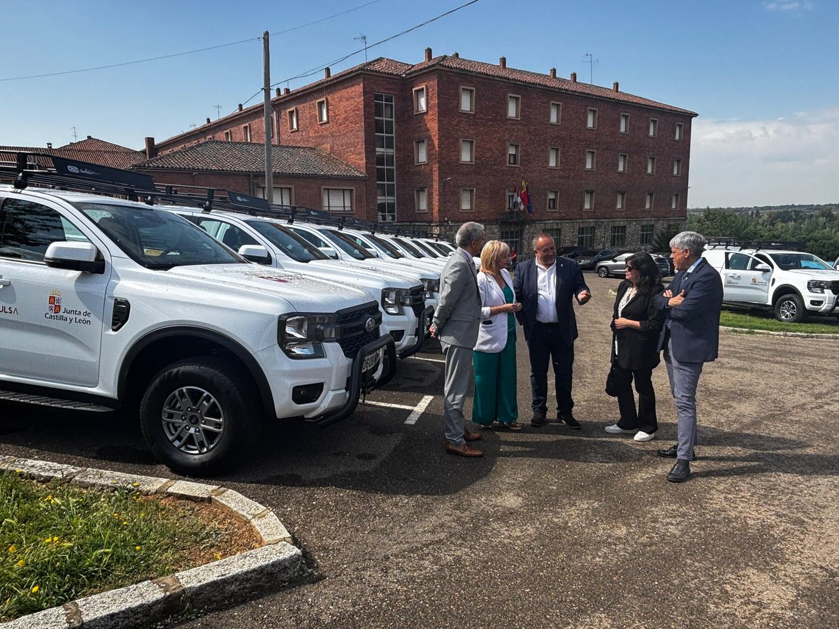 Educar06Diego's tweet photo. 🚐 Junto a la consejera @LeticiaGarciaZa de Industria, Cormercio y Empleo de la @jcyl y al presidente @courel1966 de la @diputacionleon en la presentación de los diez vehículos destinados a trabajadores del programa #Montel que cuenta con una aportación de 768.000€ de la Junta https://t.co/fhDxiBLZQF
