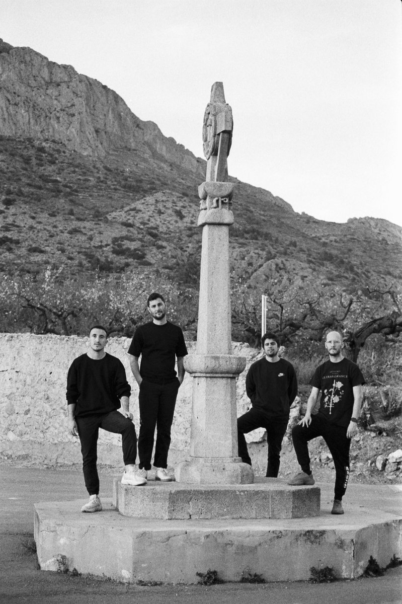 Ens fa molta il·lusió anunciar que unim forces amb <a href="/faixa_cru/">FAIXA</a> 

El col·lectiu neix el 2022 entre les comarques d’Alcoià i el Comtal i ofereix una proposta d’electrònica d’avantguarda ùnica. Un projecte versàtil que compta amb estils com dubste o UK bass, entre d’altres.