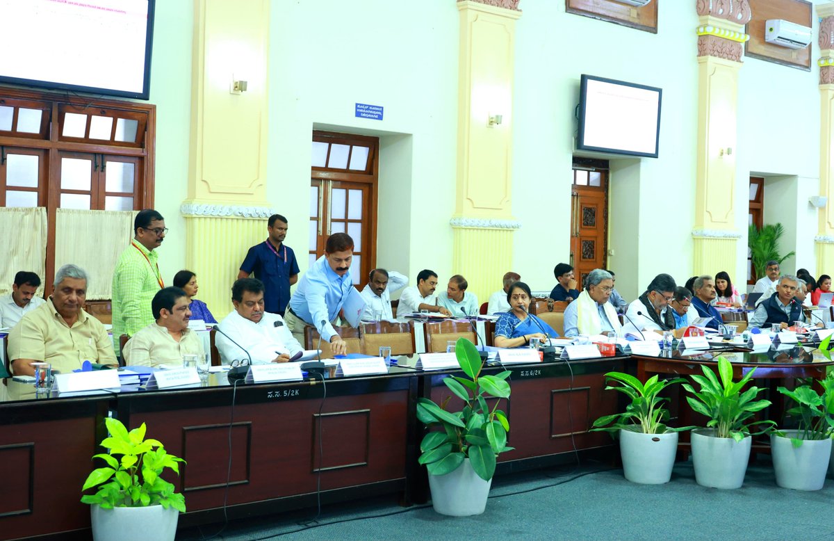 M B Patil (@mbpatil) on Twitter photo ಮಾನ್ಯ ಮುಖ್ಯಮಂತ್ರಿಗಳಾದ ಶ್ರೀ <a href="/siddaramaiah/">Siddaramaiah</a> ಅವರ ಅಧ್ಯಕ್ಷತೆಯಲ್ಲಿ ಇಂದು ವಿಧಾನಸೌಧದ ಸಮ್ಮೇಳನ ಸಭಾಂಗಣದಲ್ಲಿ ನಡೆದ ಜಿಲ್ಲಾಧಿಕಾರಿಗಳು ಮತ್ತು ಜಿಲ್ಲಾ ಪಂಚಾಯತ್ ಮುಖ್ಯ ಕಾರ್ಯನಿರ್ವಹಣಾಧಿಕಾರಿಗಳ ಸಭೆಯಲ್ಲಿ ಪಾಲ್ಗೊಂಡಿದ್ದೆ.
ಪ್ರಸಕ್ತ ವರ್ಷ ರಾಜ್ಯದ ಹಲವೆಡೆ ಮುಂಗಾರು ಮಳೆಯ ಪರಿಣಾಮವಾಗಿ ಸಂಚಾರ ಹಾಗೂ ಸಾರ್ವಜನಿಕರ ಬದುಕಿಗೆ ಮಾನ್ಯ ಮುಖ್ಯಮಂತ್ರಿಗಳಾದ ಶ್ರೀ <a href="/siddaramaiah/">Siddaramaiah</a> ಅವರ ಅಧ್ಯಕ್ಷತೆಯಲ್ಲಿ ಇಂದು ವಿಧಾನಸೌಧದ ಸಮ್ಮೇಳನ ಸಭಾಂಗಣದಲ್ಲಿ ನಡೆದ ಜಿಲ್ಲಾಧಿಕಾರಿಗಳು ಮತ್ತು ಜಿಲ್ಲಾ ಪಂಚಾಯತ್ ಮುಖ್ಯ ಕಾರ್ಯನಿರ್ವಹಣಾಧಿಕಾರಿಗಳ ಸಭೆಯಲ್ಲಿ ಪಾಲ್ಗೊಂಡಿದ್ದೆ.
ಪ್ರಸಕ್ತ ವರ್ಷ ರಾಜ್ಯದ ಹಲವೆಡೆ ಮುಂಗಾರು ಮಳೆಯ ಪರಿಣಾಮವಾಗಿ ಸಂಚಾರ ಹಾಗೂ ಸಾರ್ವಜನಿಕರ ಬದುಕಿಗೆ