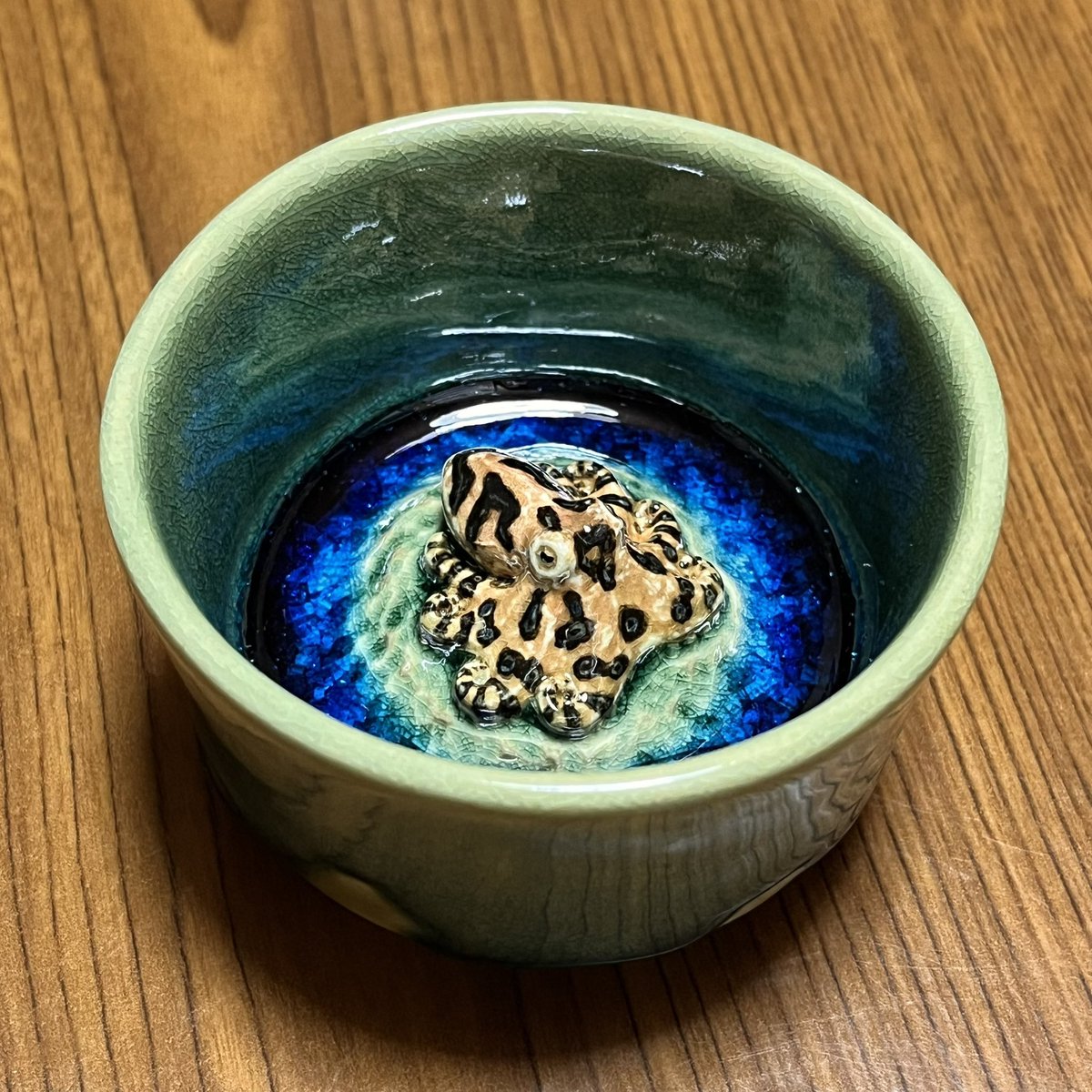 Usaginorara1's tweet image. ヒョウモンダコのぐい呑みを作りました。
自分でも思わずドキリとするクオリティに仕上がりました。
