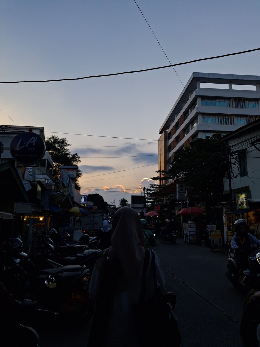 dohwaife's tweet photo. balik sore abis nugas skm dari studio knp bisa syahdu gini ya suasananya. GW CINTA GERLONG 🤙🏾 https://t.co/AeQ6VEJBSh