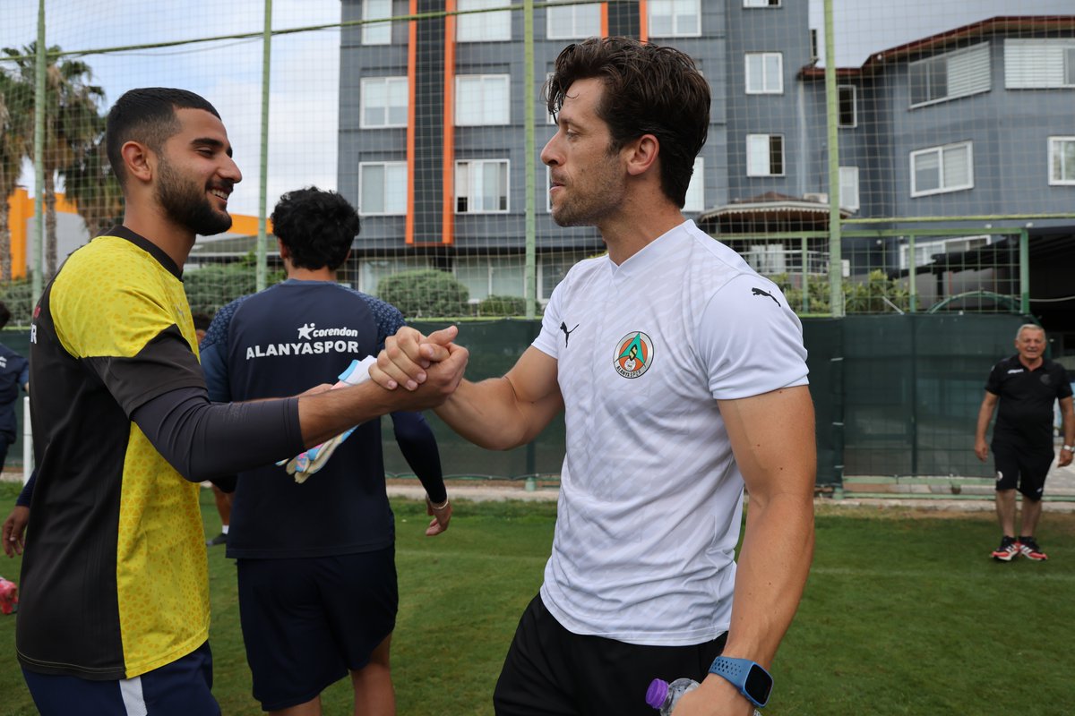 🎂 Antrenman öncesi, atletik performans antrenörümüz Fabio Santos'un doğum gününü kutladık.