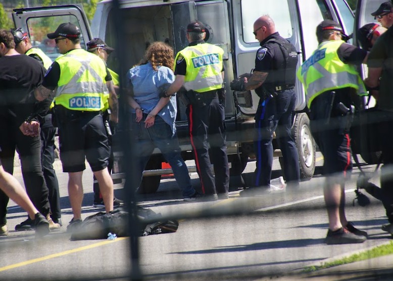 Journalist Ramona Murphy arrested while reporting on community protest against CANSEC weapons show in Ottawa. Police refuse to comment on media exclusion zone. 82 Palestinian journalists were killed by drones and airstrikes in Gaza in 2024. pbicanada.org/2025/05/30/jou… #ShutDownCANSEC