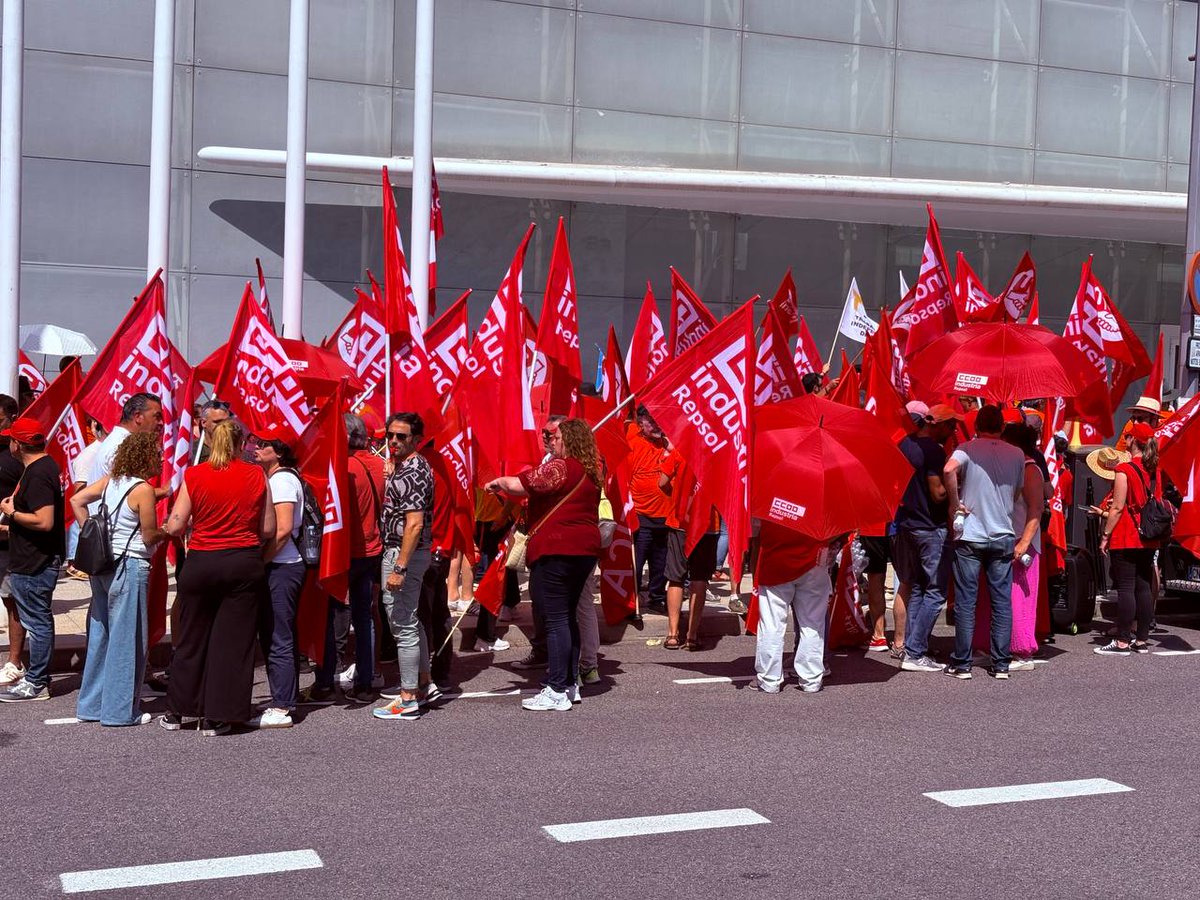 Industria_CCOO's tweet photo. Fran San José en la concentración ante la Junta de Accionistas de @Repsol ✊🏽🔥

🗣️"Es una vergüenza que los beneficios de las multinacionales no repercutan en mejorar el poder adquisitivo de las personas trabajadoras"

Repsol debe cumplir lo pactado, porque #LoFirmadoSeRespeta https://t.co/llrIQs9MsB