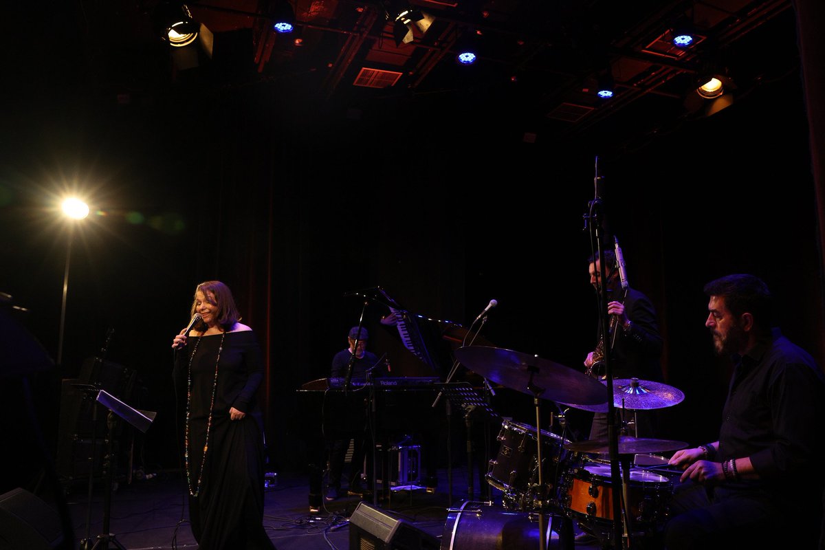 JALBOZ’s final stop during Europe Week took place at the Black Box in Tirana, concluding a unique journey that brought jazz and traditional Albanian song closer together.

And it turned out to be a successful combination, as Rona Nishliu and Gent Rushi brought the audience to