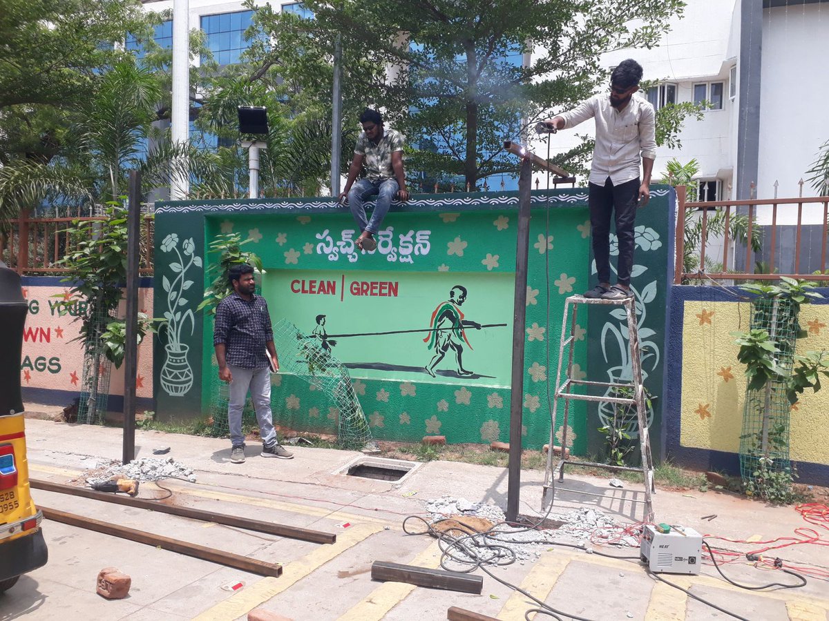 MC_Khammam's tweet photo. A shed is being provided for 'Wall of Kindness' at  Municipal Corporation Office Building to support continued donation and collection of essential items for those who are  in need.
.
.
@TelanganaCMO @Collector_KMM @cdmatelangana @TelanganaCS
 @revanth_anumula @INC_Ponguleti @Tummala_INC @Bhatti_Mallu
@_augustya @tksreedevi
@cdmatelangana @PrlsecyMAUD
@SwachhBharatGov @SBMU_Telangana @tgmepma
@TelanganaCMO
#TelanganaRising #NavaTelanganaRisingTelangana
#KhammamMuncipalCorporation