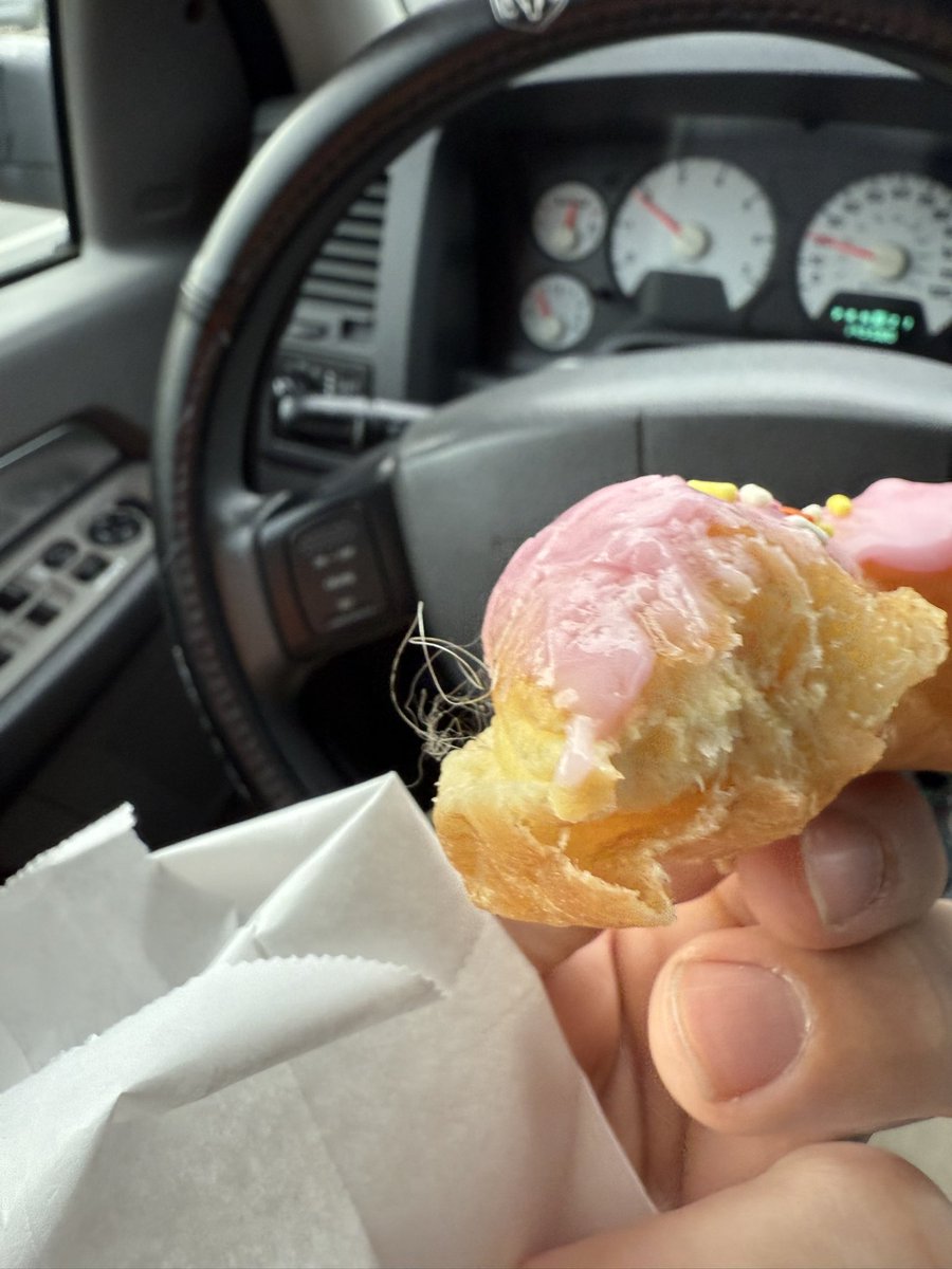 jdoherty666's tweet photo. @dunkindonuts 729 Boston rd Billerica ma . Your company hires the most incompetent people and you guys are so consistent at fucking up orders . Do better . Not only is there a clump of hair in the donut but gave them my coffee back to make it right, and they still mess it up🙌🏻 https://t.co/kH2bxhYpSg