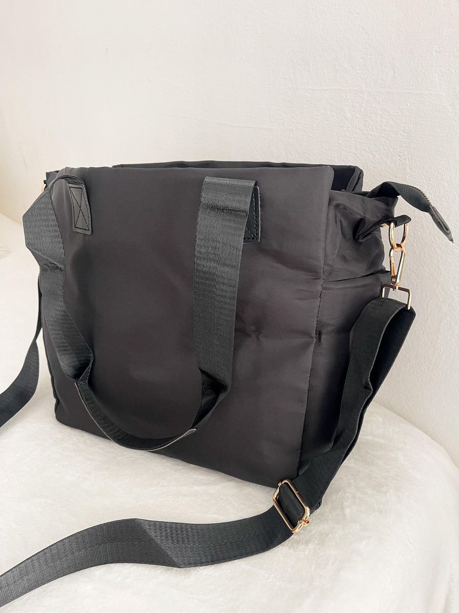 carocaivester's tweet photo. @m4kebois Holis, yo vengo bolsos tipo tote para estos casos, te dejo un ejemplo 🙂 mi ig es @ totalblack.bags cualquier cosa ✨ https://t.co/fz2ke8bCch