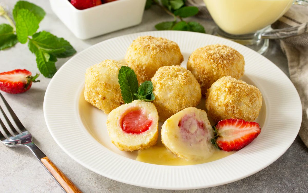 rezeptheft.at/rezepte/erdbee… 
Erdbeerknödel – Fruchtige Süße in einem traditionellen Dessert

Erdbeerknödel sind eine köstliche Kombination aus luftiger Teighülle und saftiger Erdbeerfüllung. Dieses klassische Dessert vereint die fruchtige Frische der Erdbeeren mit einer zarten, leic