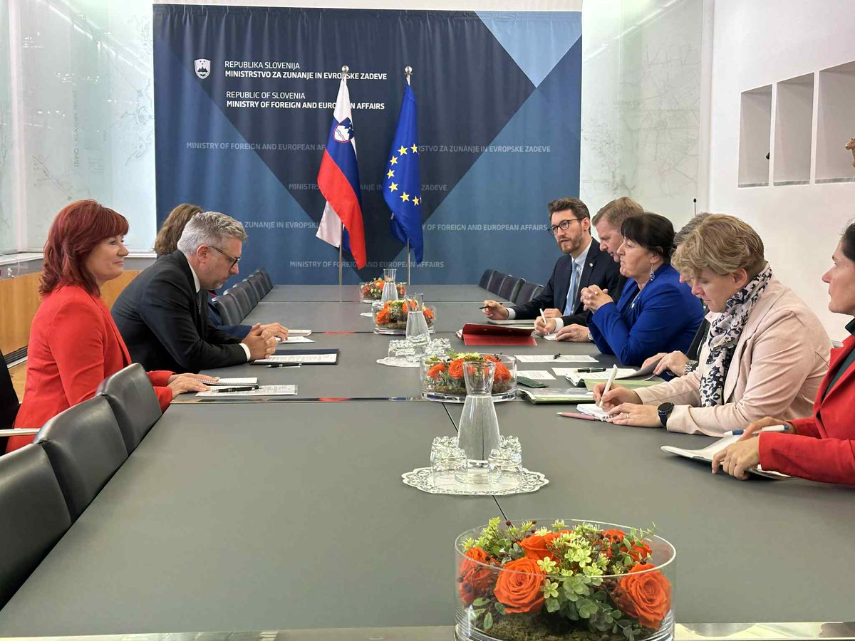 MFEA Slovenia (@mzez_rs) on Twitter photo Državni sekretar <a href="/markostucin/">Marko Stucin</a> je na pogovor sprejel namestnico deželnega glavarja avstrijske Štajerske Manuelo Khom.
Izrazil je pričakovanje, da se bo postopek uzakonitve spornega besedila štajerske himne z omembo 🇸🇮 ozemlja ustavil, saj bi taka uzakonitev obremenila Državni sekretar <a href="/markostucin/">Marko Stucin</a> je na pogovor sprejel namestnico deželnega glavarja avstrijske Štajerske Manuelo Khom.
Izrazil je pričakovanje, da se bo postopek uzakonitve spornega besedila štajerske himne z omembo 🇸🇮 ozemlja ustavil, saj bi taka uzakonitev obremenila