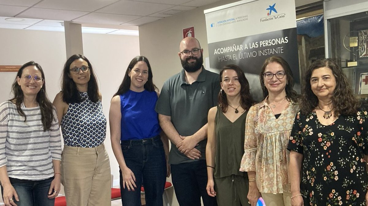 CruzRojaCS's tweet photo. Recibimos a la responsable del Programa para la Atención Integral a Personas con Enfermedades Avanzadas de la @FundlaCaixa , con la que hemos visitado el @GVAdepsalutcs y la Residencia Savia de Castellón #EnfermedadesAvanzadas #FinaldeVida #EnfermedadesAvanzadas https://t.co/olEMxD4yVC