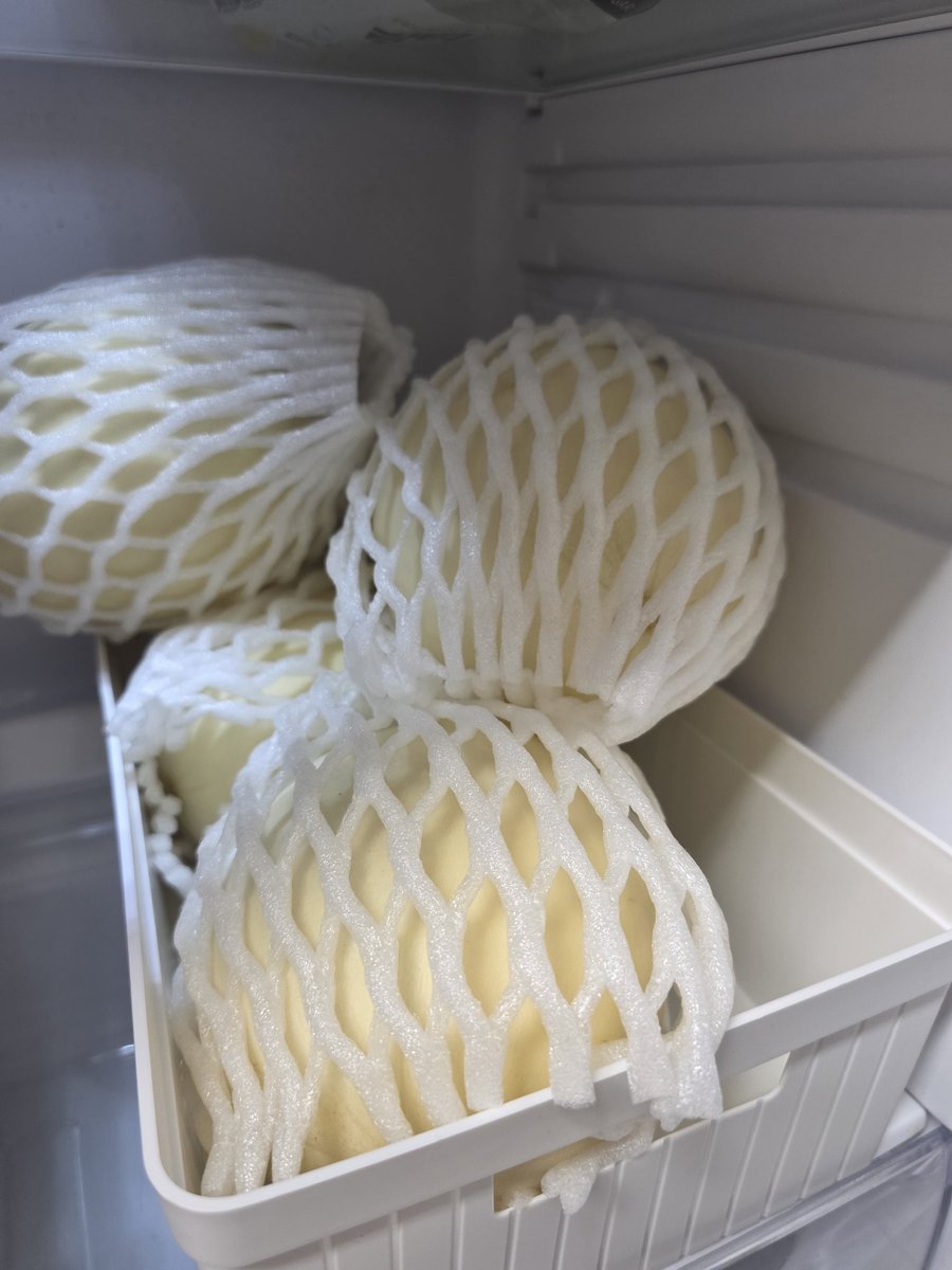 무서워서 2박스 재빨리 추가주문했어요.
주변에도 나눠드릴려고요.
맛있는거 혼자먹으면 큰일남.😄
과일가게에서 일을 하기 때문에 왠만한 당도는 그냥 그렇구나 하는 편인데 정말 맛있었어요 달기만한게 아니라 메론 특유의 맛도 풍부하게 나고 바로 따서 택배발송이라서 더 믿음직스러웠습니다.😭