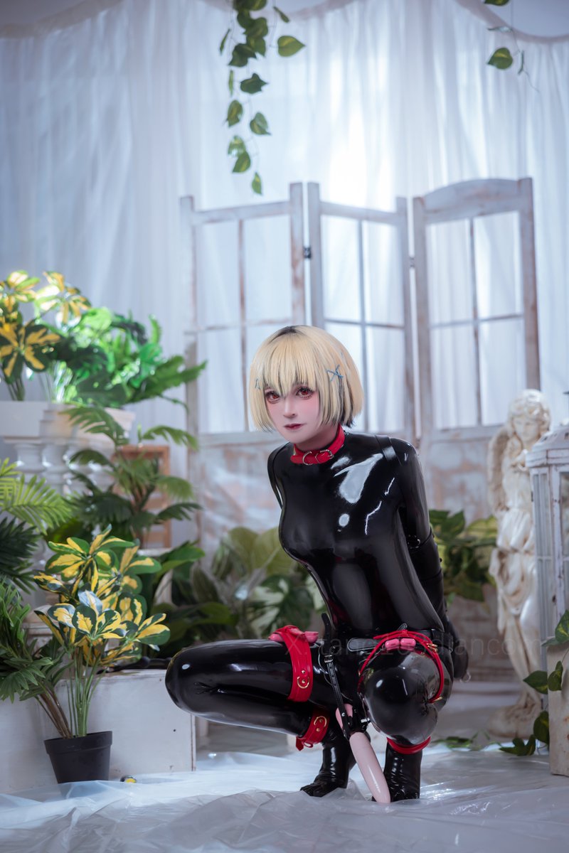妄想美术部~虎猫巧克力冰淇淋cosplay~下

为数不多有戴上拘束直臂单手套

トラ子:<a href="/tang163diancom/">糖糖</a> 
📷:<a href="/hpomgs/">hpomgs</a> 
原作:<a href="/puringaoisiyo/">しょーやん</a>
#cosplay #Latex #クロネコチョコアイス