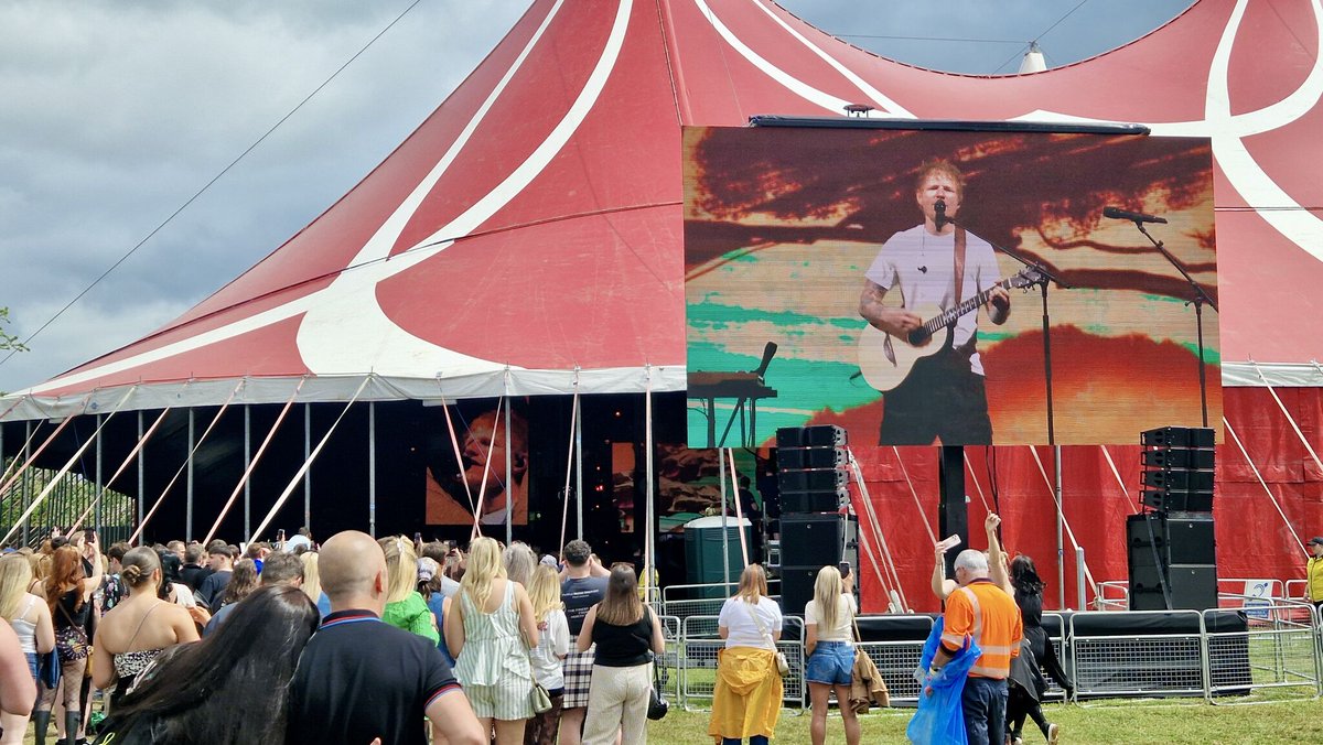 AVMatrix1's tweet image. 🛻🌅 We were pleased to supply a 7x4m LED trailer screen outside the New Music tent as part of the production for Radio 1’s Big Weekend at Sefton Park.🎪🎶
 
Contact AV Matrix if you’d like a trailer screen hire quote.

🌐 av-matrix.com/led-screen-hire
 
#LEDscreenhire #EventProfs