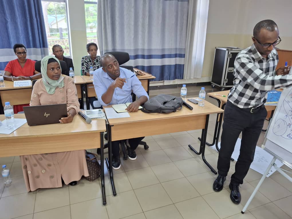 Rsocialwork's tweet photo. In collaboration  with @RwandaGender  @RwandaAgriBoard @LODARwanda, RWA-NOSW members and District GFPs were trained in a 3-day workshop on Gender Equality (GALS methodology) &amp; Social Protection  to advance quality social service delivery in Rwanda. @IFSW @unicefrw @Uni_Rwanda https://t.co/SSyvx0YQld