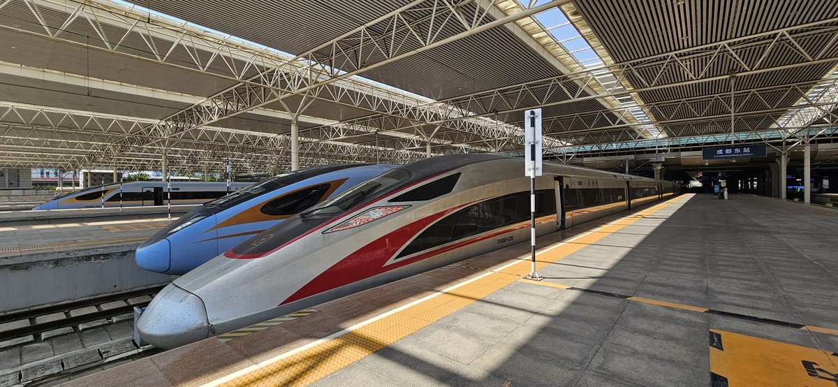 Actuellement en route pour Shanghai 🇨🇳, je peux vous assurer que la Chine est bel et bien LE pays de la grande vitesse !
Entre les sauts-de-mouton dignes d’échangeurs routiers californiens et les gares TGV à plus de 30 voies, je ne sais plus où donner de la tête. 😵‍💫