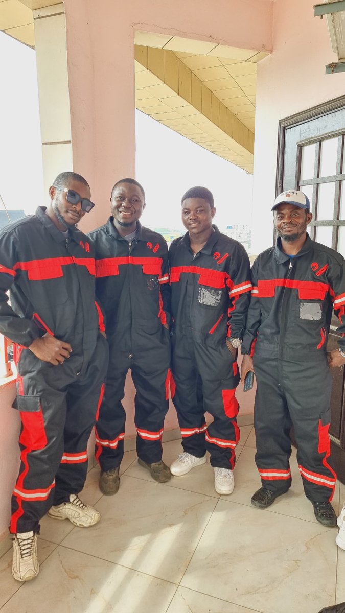 vitessedelivery's tweet photo. 🚀 New week, full speed!
The Vitesse team is geared up &amp; ready to deliver 💼📦
Need it fast? 
📲 Download the app now
📞 +237 656 900 577 | WhatsApp: +237 682 830 388
#VitesseDelivery #MondayMotivation #FastDelivery #DoualaVibes #TeamInAction #UrbanLogistics #StartYourWeekRight https://t.co/lpm68B1fE5