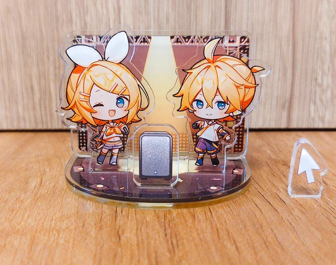 明日の #かがみら にて委託予定の新作グッズはこちらです! アクリルジオラマは両面印刷で、パーツの組み合わせを自由に楽しめます アクリルクリップは2個セットです。印刷の関係で黒線が少しにじんで見える場合がありますので、ご確認のうえでお迎えいただけたら嬉しいです