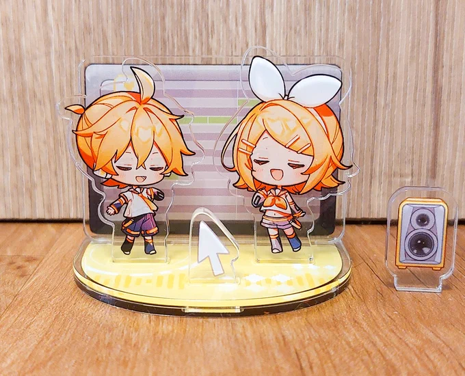 明日の #かがみら にて委託予定の新作グッズはこちらです! アクリルジオラマは両面印刷で、パーツの組み合わせを自由に楽しめます アクリルクリップは2個セットです。印刷の関係で黒線が少しにじんで見える場合がありますので、ご確認のうえでお迎えいただけたら嬉しいです