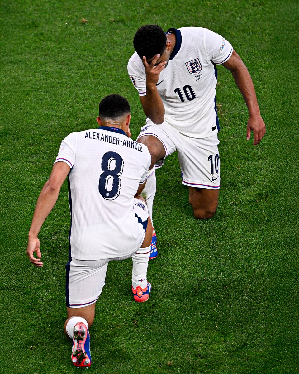 realmadridfra's tweet photo. ⚪ @TrentAA 🤝 @BellinghamJude ⚪ https://t.co/LvAKw1es67