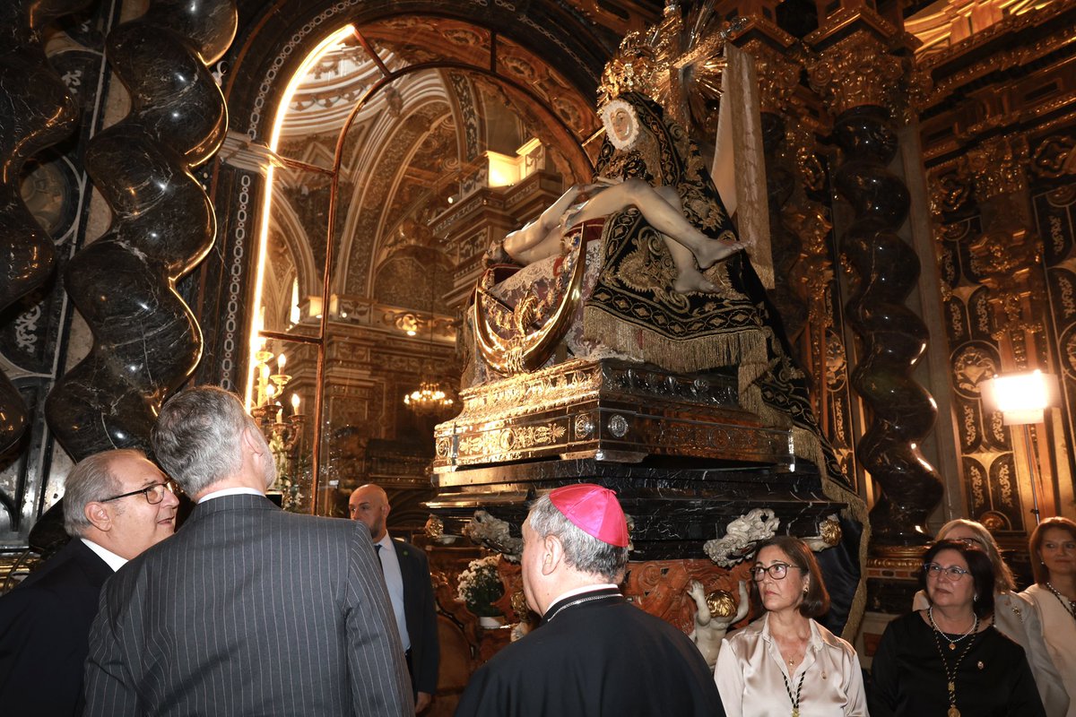 CasaReal's tweet photo. El Rey, Hermano Mayor de la Hermandad de las Angustias de Granada, ha visitado la Basílica de Nuestra Señora de las Angustias.

➡️https://t.co/tlb3JwQIq8 https://t.co/2joVG0YeVd