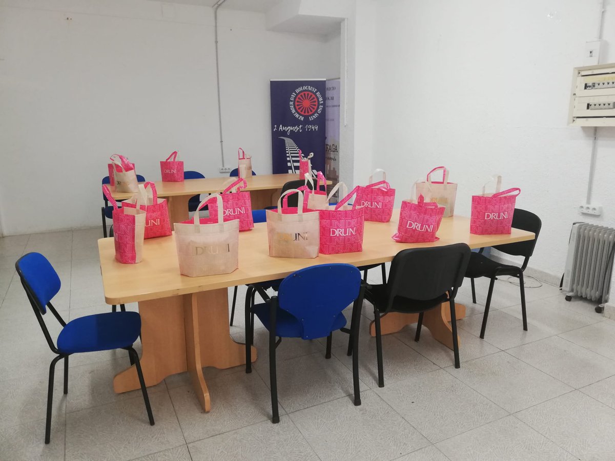 El pasado viernes celebramos el Taller Tiempo de Bienestar junto a un grupo de mujeres gitanas llenas de fuerza, sabiduría y alegría.

Compartimos herramientas para el autocuidado, la salud emocional y el empoderamiento colectivo.

💜 ¡Seguimos creciendo en comunidad!