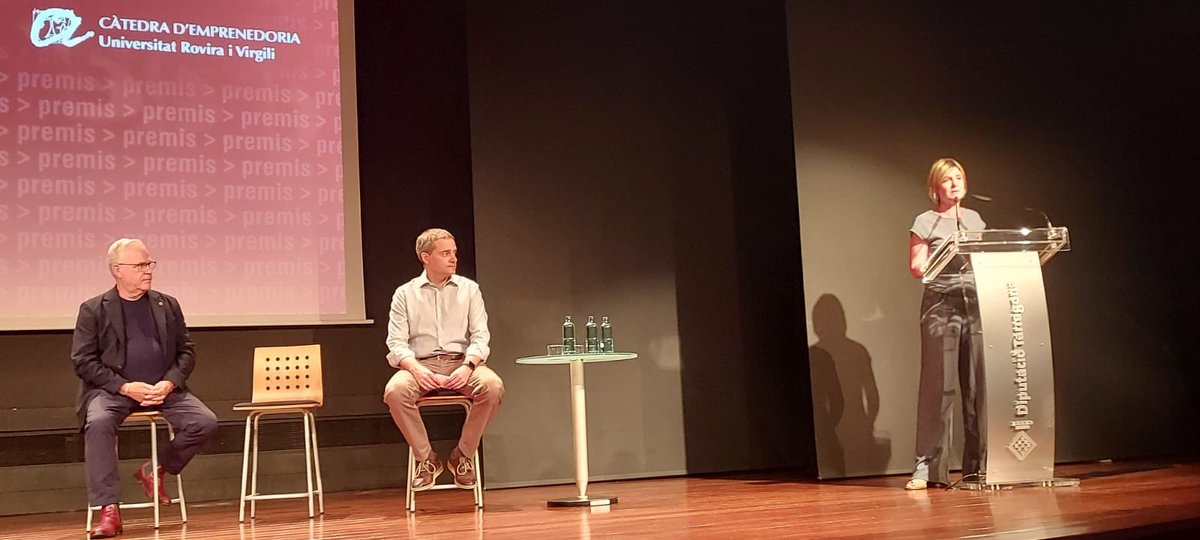 EscolaJoan23's tweet photo. BAT | L’alumnat de #1BAT que cursa l’assignatura d’Economia va participar al lliurament de reconeixements i premis als projectes d'Emprenedoria que atorga la Diputació deTarragona.
#InJuè
@Dipta_cat
@universitatURV https://t.co/WOz2it5hSR