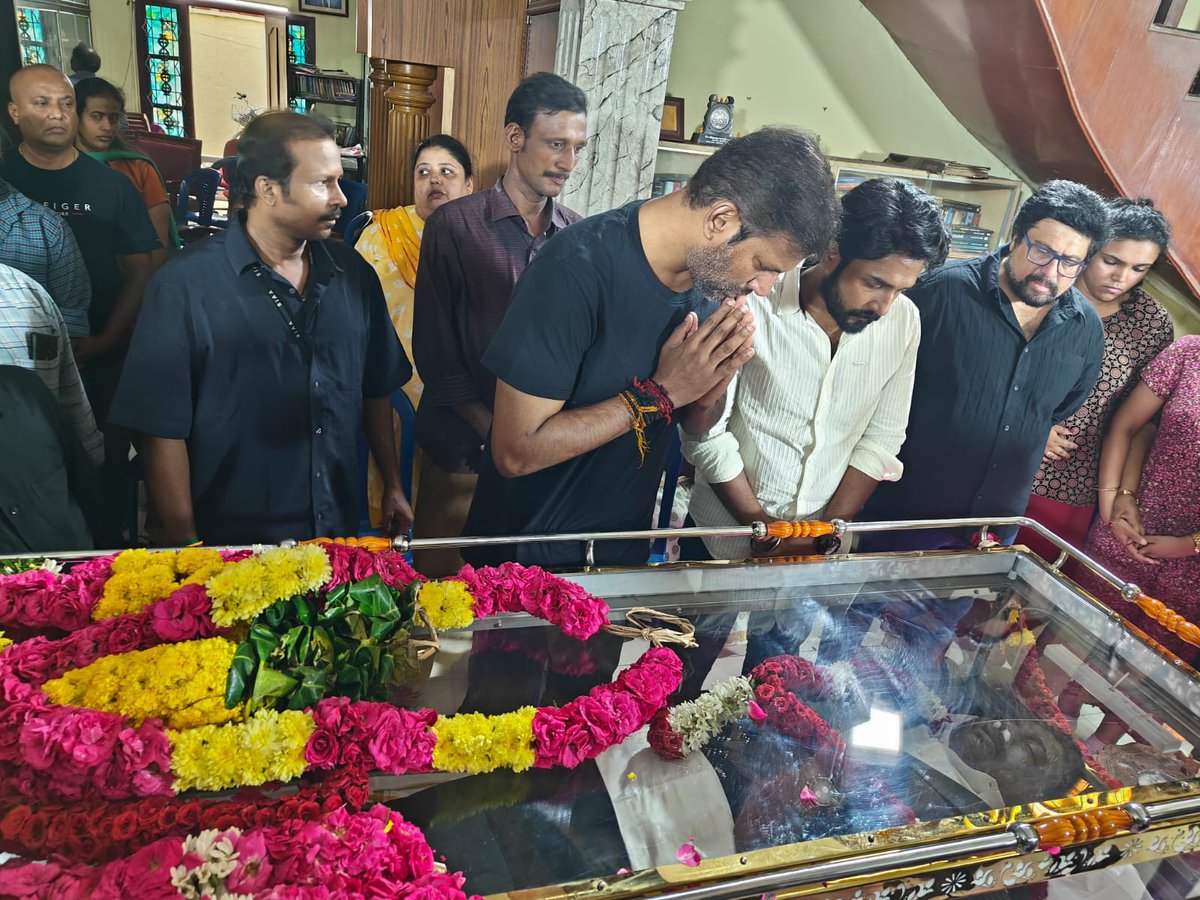 உடல்நலக் குறைவால் காலமான மூத்த நடிகரும் தென்னிந்திய நடிகர் சங்க செயற்குழு உறுப்பினருமான ராஜேஷ் அவர்களின் உடலுக்கு தென்னிந்திய நடிகர் சங்க நிர்வாகி பொதுச்செயலாளர் திரு. <a href="/VishalKOfficial/">Vishal</a> - மலரஞ்சலியும் மரியாதையும் செலுத்தி அவரது குடும்பத்தினருக்கு ஆறுதல் கூறினர்