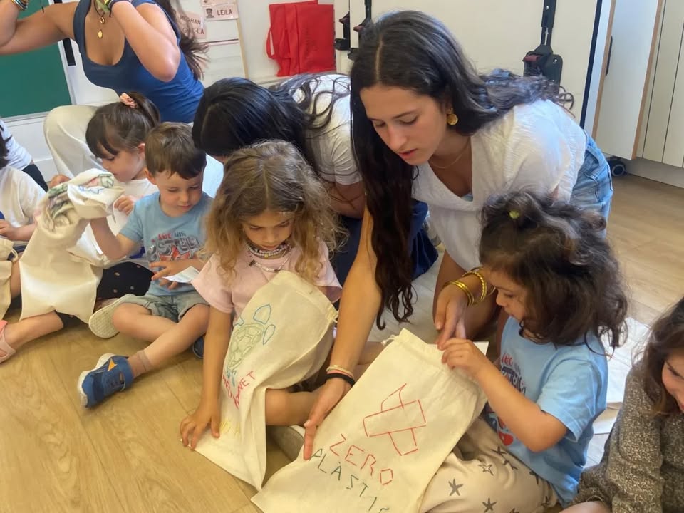 epterrassa's tweet image. Planet or Plastic? 😉  Els alumnes de 3r d'ESO han creat bosses de roba brodades per conscienciar sobre el medi ambient!  Un regal genial per als més petits.  ♻️ #PlanetOrPlastic #EscolaSostenible #CuidemElPlaneta ❤️