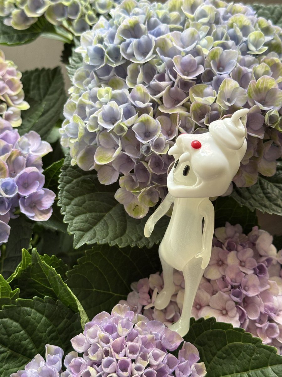 🤍こんばんは🤍

明日5月31日(土)は新NF マシロ フスベのワンダショップ発売日です♪
ホワイトの半透明ボディに真っ白なへび帽子を被った、白蛇たちが住む森に暮らすちょっと不思議でかわいいきのこ人🐍
可憐な雰囲気からシックな雰囲気のお洋服まで、なんでも似合うピュアな魅力のフレンドです🫧