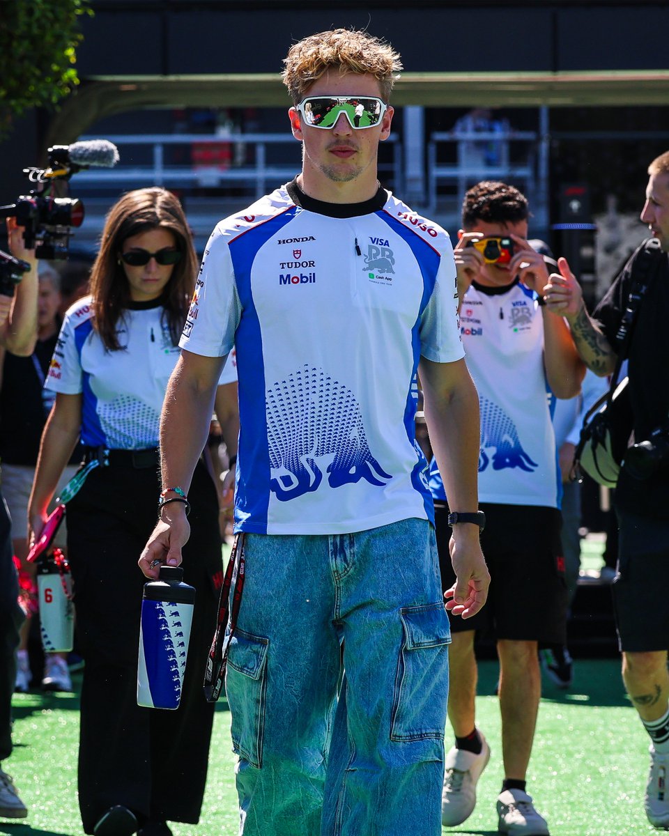 Looking cool under the Spanish sun, <a href="/LiamLawson30/">Liam Lawson</a> 😎

...And we see you, <a href="/Isack_Hadjar/">Isack Hadjar</a>! 😅📸

#F1 #SpanishGP